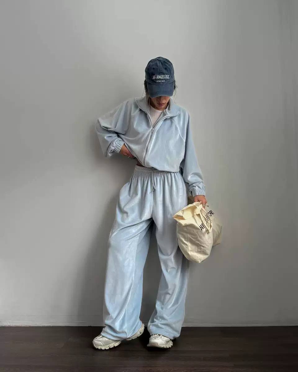 Velvet Tracksuit Set – Zip-Up Hoodie Jacket & Wide-Leg Jogger Pants, Relaxed Fit