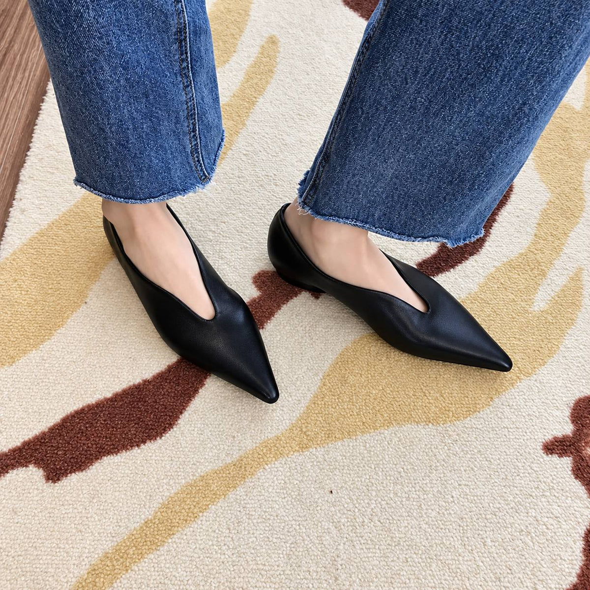 Women's Pointed-Toe V-Cut Flat Pumps – Burgundy