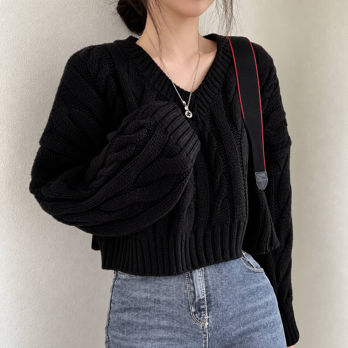 Oversized Cable-Knit V-Neck Jumper - Black