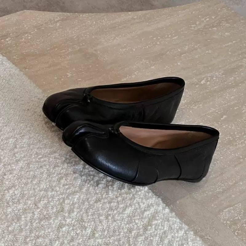 Split-Toe Ballet Flats With Delicate Knotted Front Detail – Black