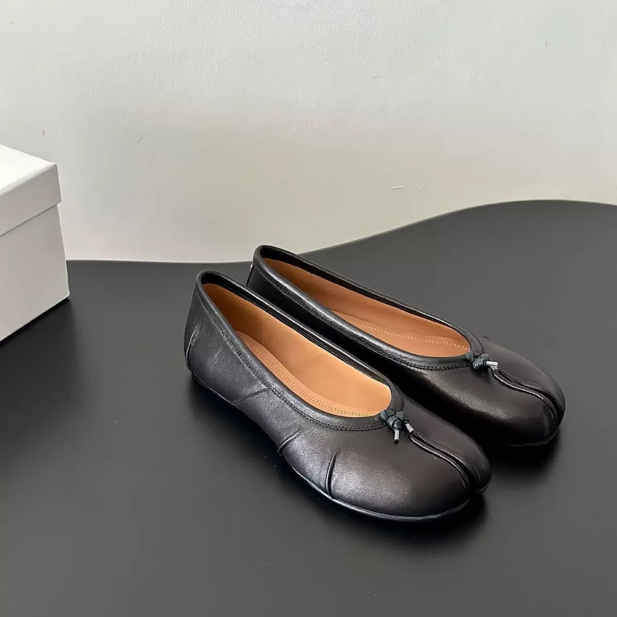 Split-Toe Ballet Flats With Delicate Knotted Front Detail – Black