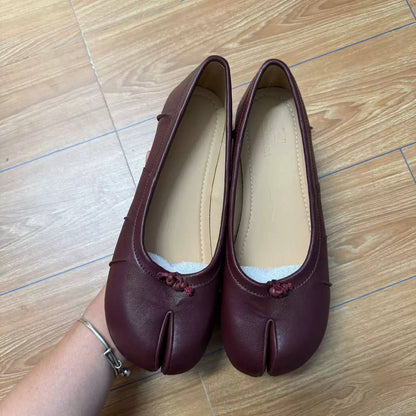 Split-Toe Ballet Flats With Delicate Knotted Front Detail – Burgundy