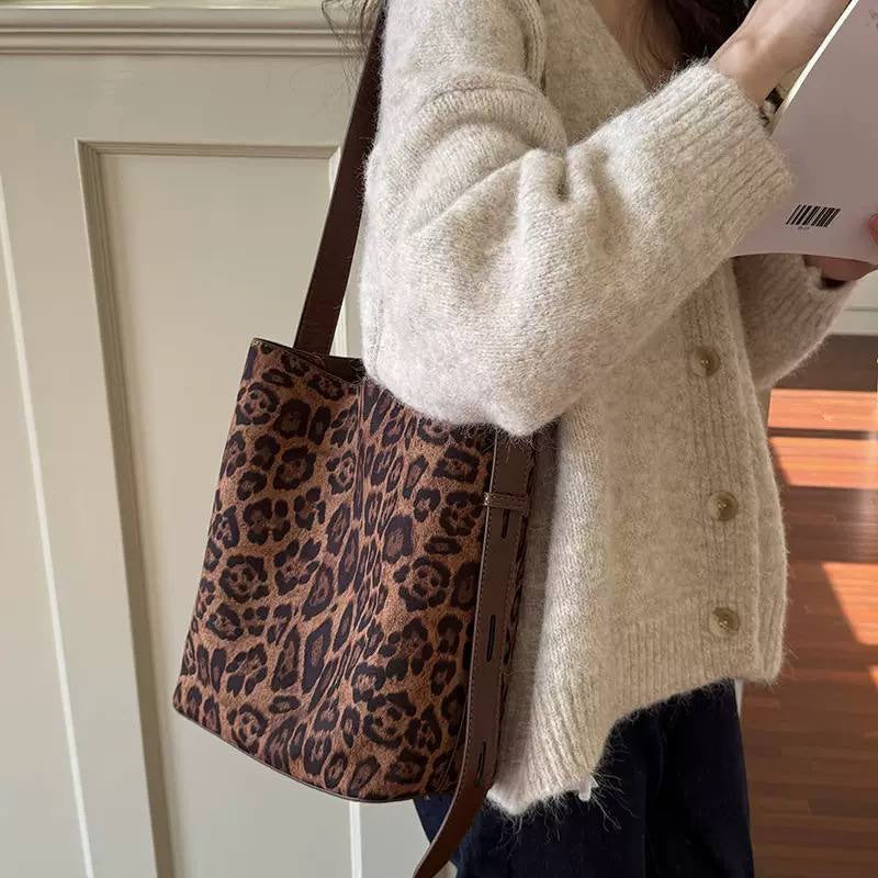 Open-Top Tote Bag With Adjustable Shoulder Strap – Brown Leopard