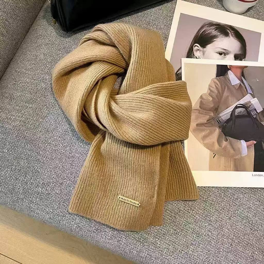 Ribbed Scarf With Subtle Metal Badge Detail – Camel